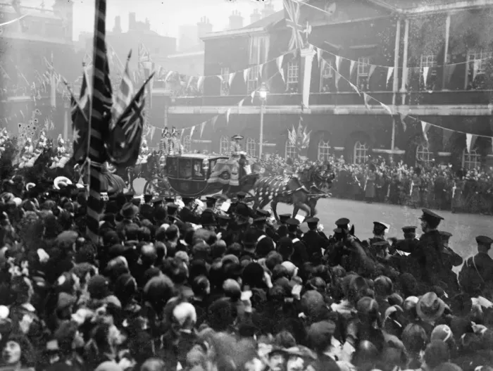 Framed Print : The Royal wedding of the Duke of Kent and Princess Marina of Greece. Crowds