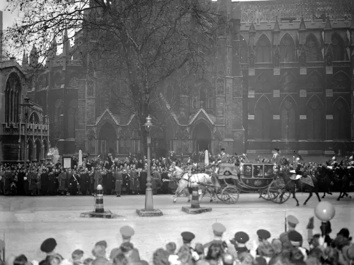 Framed Print : Royal Wedding. H. R. H Princess Elizabeth and Duke of Edinburgh. Crowds cheering Framed Print : Royal Wedding. H. R. H Princess Elizabeth and Duke of Edinburgh. Crowds cheering