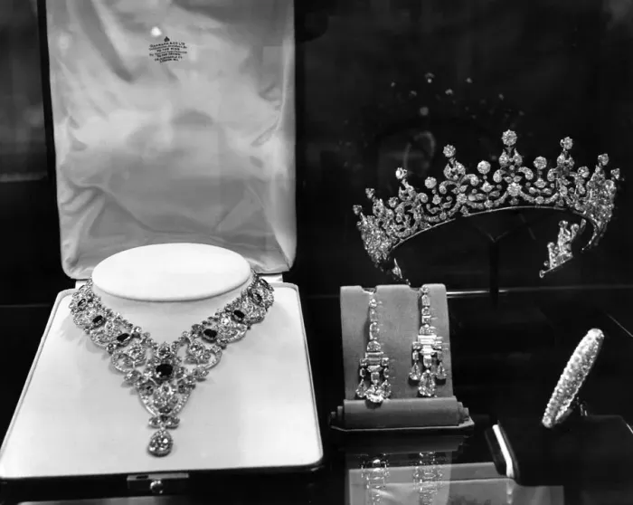 Framed Print : Royal Wedding Presents on display at St Jamess Palace King Georges present to Framed Print : Royal Wedding Presents on display at St Jamess Palace King Georges present to