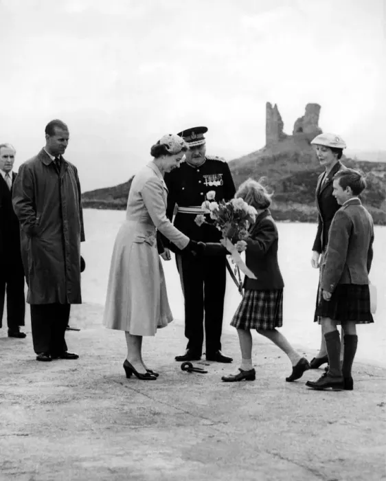 Framed Print : Royals tour of the Western Isles - HM The Queen Elizabeth II speaks to Lady Macdonald Framed Print : Royals tour of the Western Isles - HM The Queen Elizabeth II speaks to Lady Macdonald