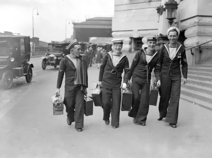 Framed Print : Sailors arriving at Waterloo on leave, complete with attache cases. 2 August 1929 Framed Print : Sailors arriving at Waterloo on leave, complete with attache cases. 2 August 1929