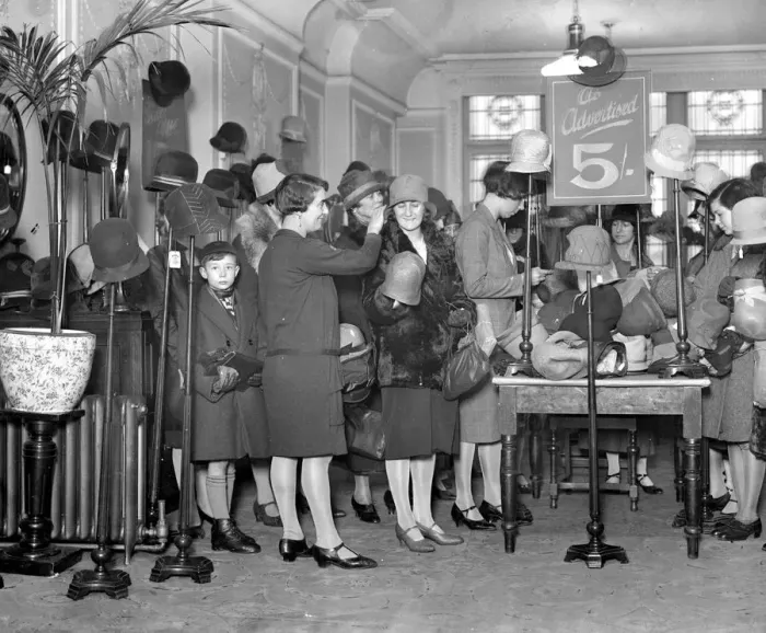 Framed Print : Sales time in Kensington. Scene at Barker s. 28 December 1928