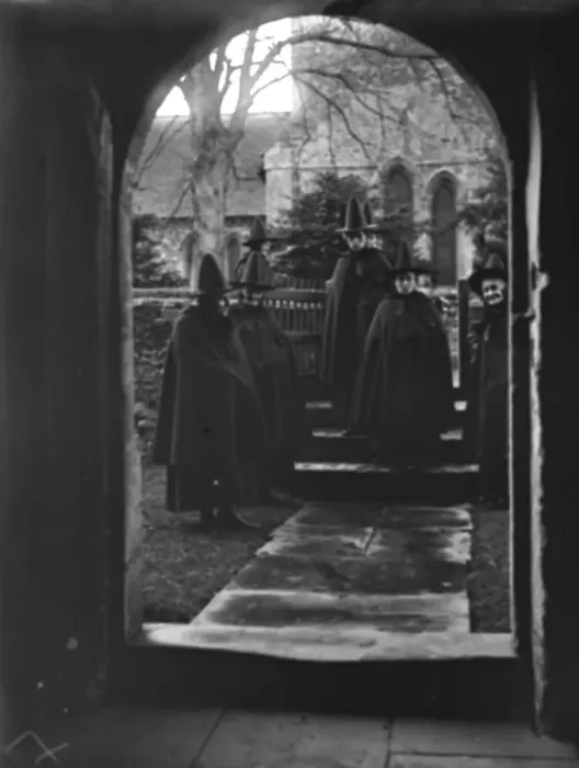 Framed Print : Sandringham mourners in picturesque garb. Old ladies from Trinity House who visited Framed Print : Sandringham mourners in picturesque garb. Old ladies from Trinity House who visited