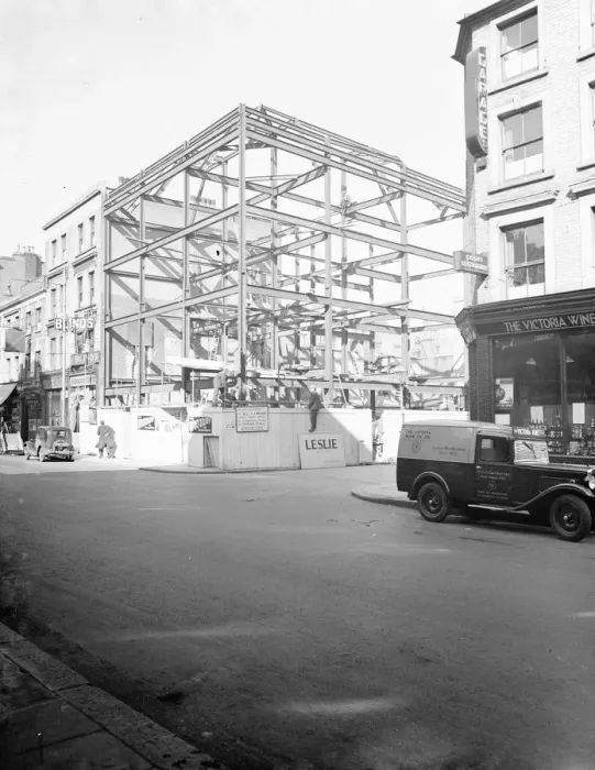 Framed Print : A scaffolding frame for construction of new flats on the Earl Court Road, West London