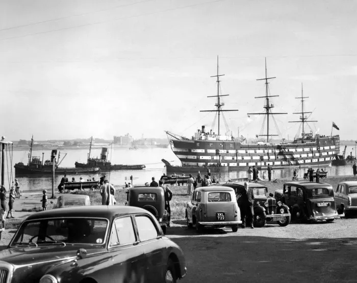Framed Print : The Scene on the Riverside at Greenhithe Kent as HMS Worcester left for dry dock Framed Print : The Scene on the Riverside at Greenhithe Kent as HMS Worcester left for dry dock