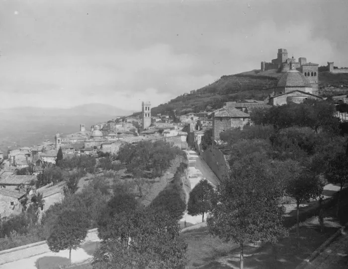 Framed Print : Scene of the Royal wedding. A striking view of Assisi. Showing the Basilica on the right Framed Print : Scene of the Royal wedding. A striking view of Assisi. Showing the Basilica on the right