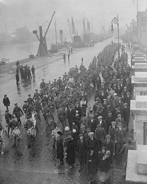 Scenes at Dublin as British troops evacuate Ireland. An embarkation scene 15 December