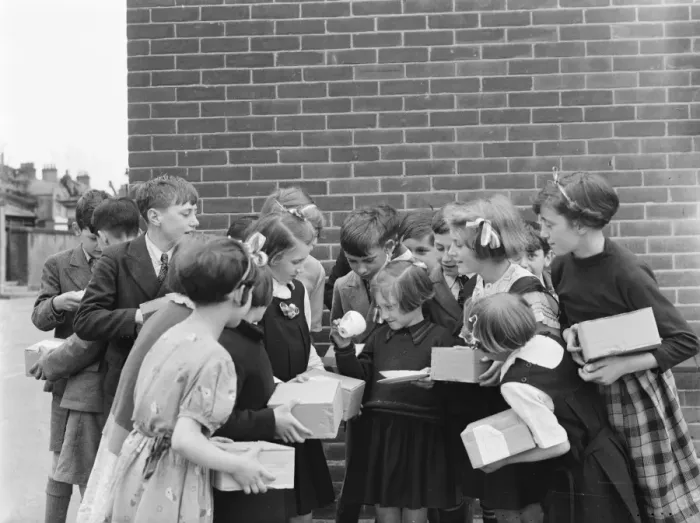 Framed Print : School children at Sidcup Hill School, Kent, with their coronation mugs received