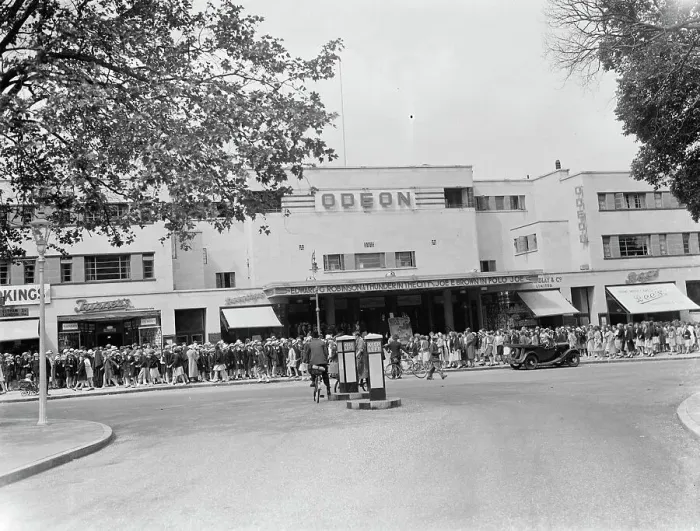 Framed Print : School children are treated to a film at the Odeon cinema in Sidcup, Kent Framed Print : School children are treated to a film at the Odeon cinema in Sidcup, Kent