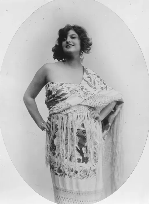 Framed Print : Senorita Tina de Jarque, Madrids most famous cabaret girl. 24 September 1927 Framed Print : Senorita Tina de Jarque, Madrids most famous cabaret girl. 24 September 1927