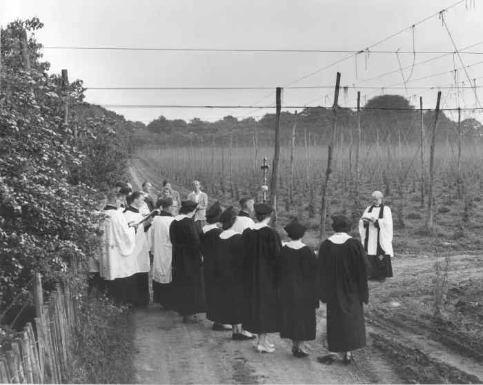 Framed Print : A service in the hop fields of Kent. When the hopfields, orchards and crops were Framed Print : A service in the hop fields of Kent. When the hopfields, orchards and crops were