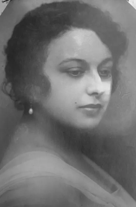 Framed Print : Seville hostess who will give a reception for the Prince of Wales. Senora Josefina Santalana