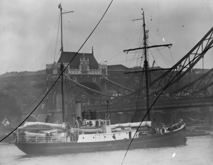 Framed Print : The Shackleton - Rowett Expedition sails for the Antarctic. The Quest leaving London
