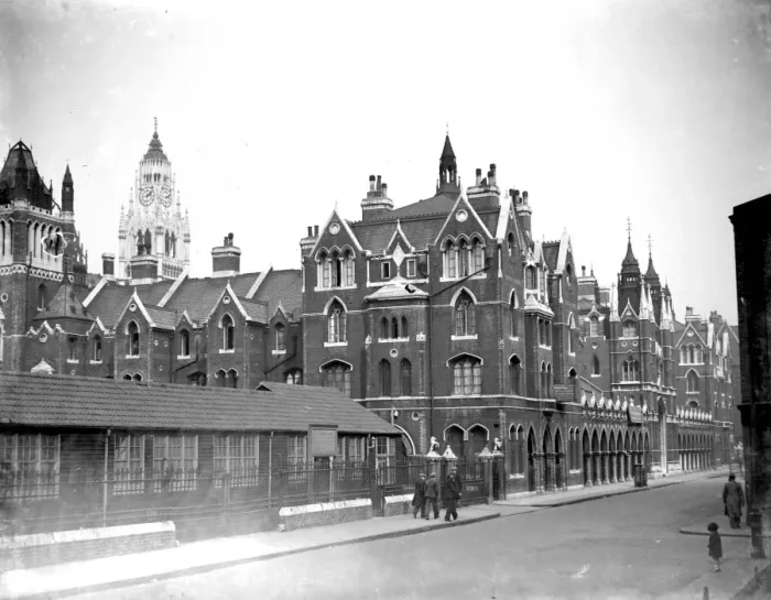 Framed Print : Shoreditch Market Place, London East End. 1933