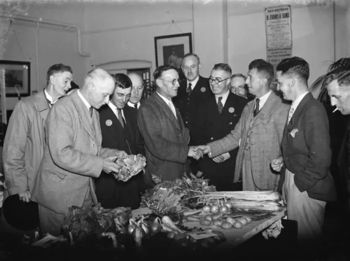 Framed Print : Sidcup Allotments Show. M Mein ( Right ) greets G N Tedd ( centre ). 25 September 1937