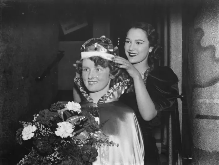 Framed Print : Sidcups Beauty Queen being crowned by film star June Duprez. 9 December 1936 Framed Print : Sidcups Beauty Queen being crowned by film star June Duprez. 9 December 1936