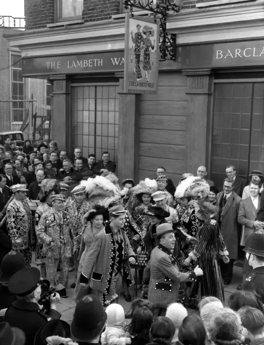 Framed Print : Under the sign of Lambeth Walk public house, actor Lupino Lane ( in bowler hat ) Framed Print : Under the sign of Lambeth Walk public house, actor Lupino Lane ( in bowler hat )