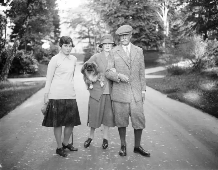 Framed Print : Sir Derek and Lady Keppel with their daughter. 1927. Lieutenant-Colonel Sir Framed Print : Sir Derek and Lady Keppel with their daughter. 1927. Lieutenant-Colonel Sir