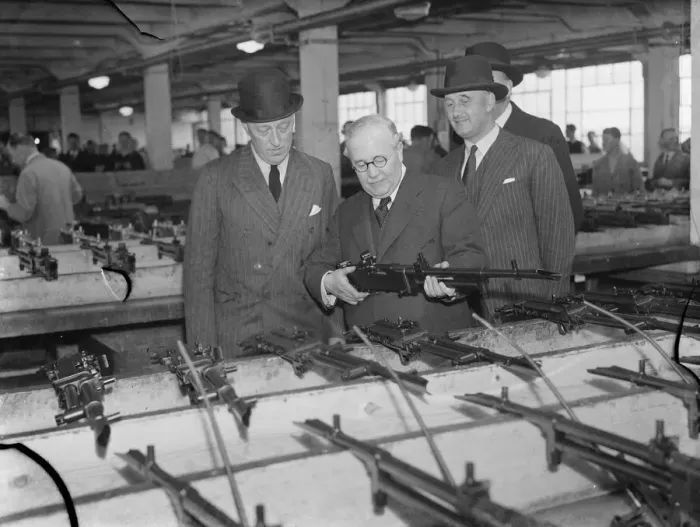 Framed Print : Sir Howard Kingsley Wood, the Secretary of State for Air, visiting the Vickers Framed Print : Sir Howard Kingsley Wood, the Secretary of State for Air, visiting the Vickers