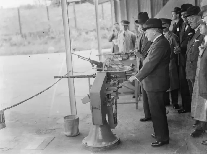 Framed Print : Sir Howard Kingsley Wood, the Secretary of State for Air, visiting the Vickers Framed Print : Sir Howard Kingsley Wood, the Secretary of State for Air, visiting the Vickers