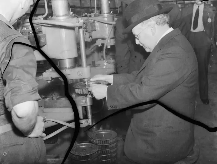 Framed Print : Sir Howard Kingsley Wood, the Secretary of State for Air, visiting the Vickers Framed Print : Sir Howard Kingsley Wood, the Secretary of State for Air, visiting the Vickers