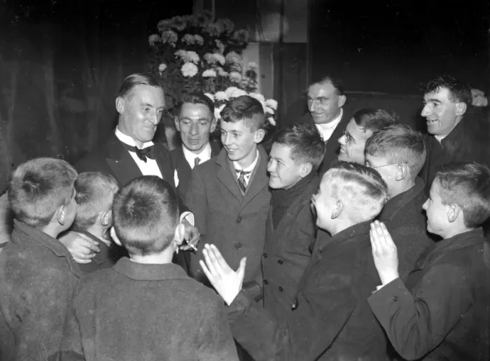 Framed Print : Sir M Campbell at Chislehurst, Kent, talking with youths. 1934