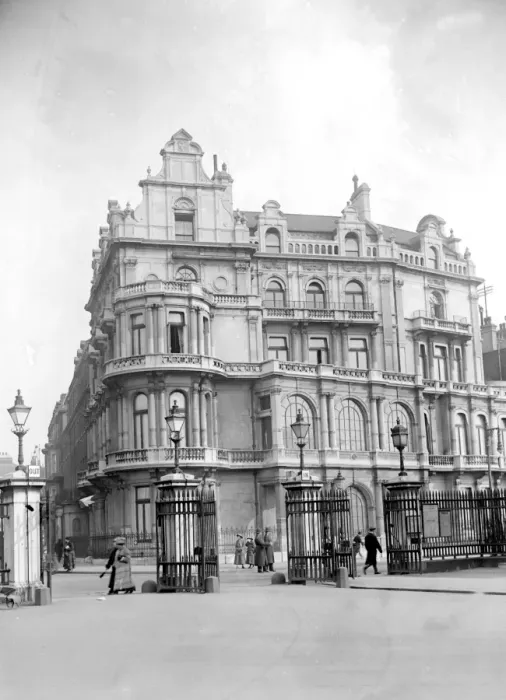 Framed Print : Sir Philips Sassoons House in Park Lane. 13 March 1918 Framed Print : Sir Philips Sassoons House in Park Lane. 13 March 1918