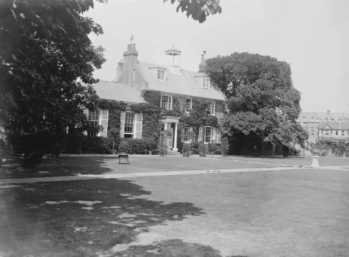 Framed Print : Sir Sidney Grevilles old world manor house at Hove. 1921