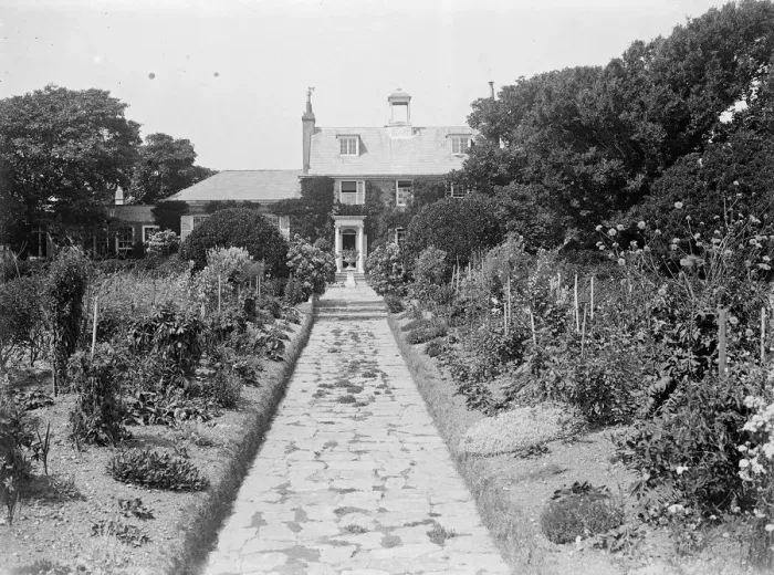 Framed Print : Sir Sidney Grevilles old world manor house at Hove. One of the picturesque garden paths Framed Print : Sir Sidney Grevilles old world manor house at Hove. One of the picturesque garden paths