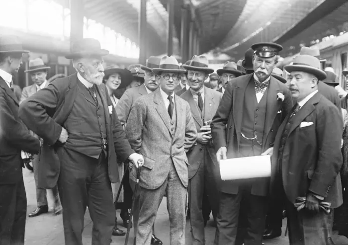 Framed Print : Sir Thomas Lipton leaves Euston for America 11 June 1920 Framed Print : Sir Thomas Lipton leaves Euston for America 11 June 1920