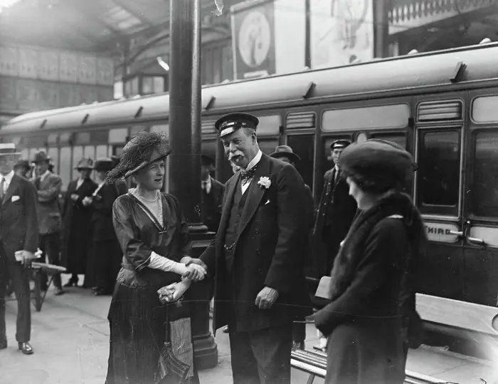 Framed Print : Sir Thomas Lipton leaves Euston for America with Mrs Davies, wife of American Ambassador 11 Framed Print : Sir Thomas Lipton leaves Euston for America with Mrs Davies, wife of American Ambassador 11