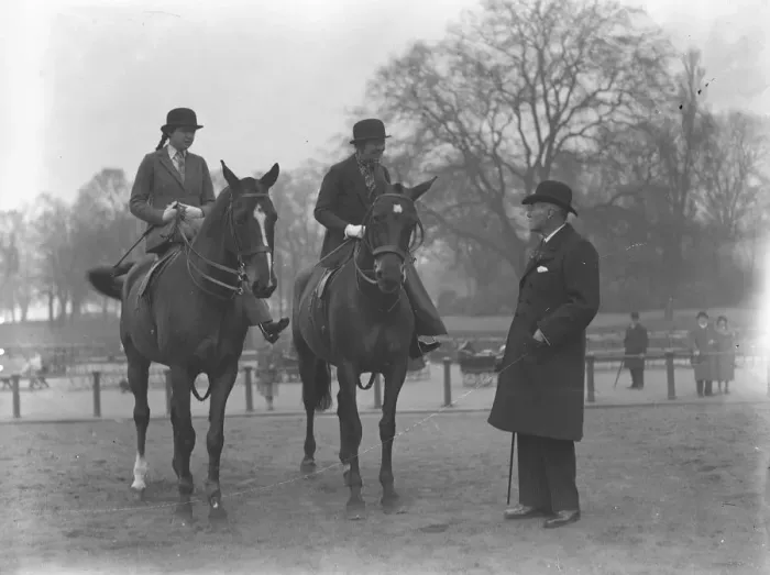 Framed Print : Sir Walter Gilbey, arbiter of riding habits, casts a critical eye over riders in Rotten Row