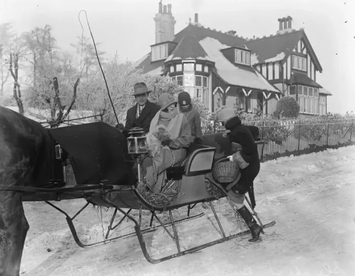 Framed Print : Sleighs displace taxicabs at Buxton, Derbyshire. 5 December 1925