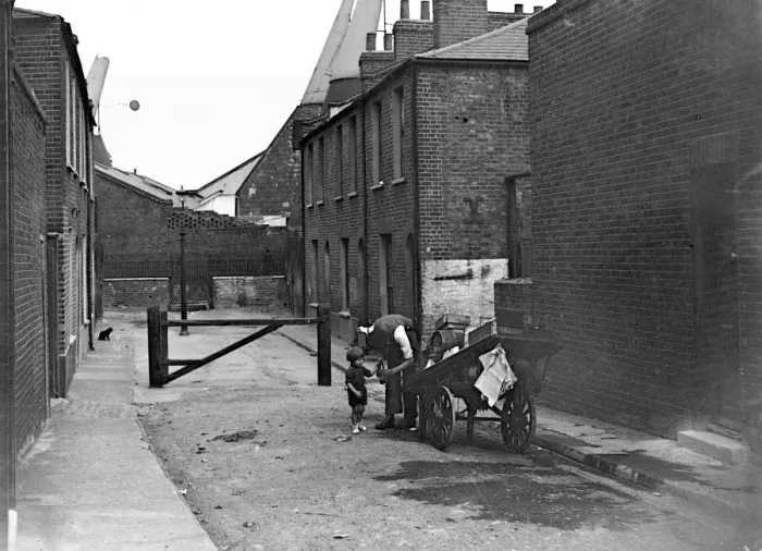 Framed Print : Slum area in, Bow, the East End of London. 1933 Framed Print : Slum area in, Bow, the East End of London. 1933