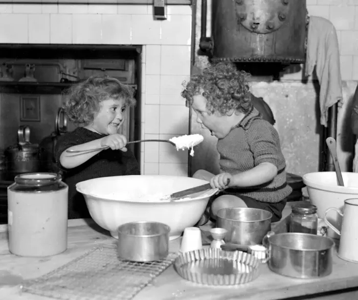 Framed Print : Small children of Dr Barnardos homes, Berkingside, Assist in the making of christmas