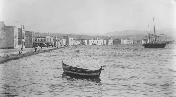Framed Print : Smyrna on the Aegean coast of Turkey 16 September 1922 Framed Print : Smyrna on the Aegean coast of Turkey 16 September 1922