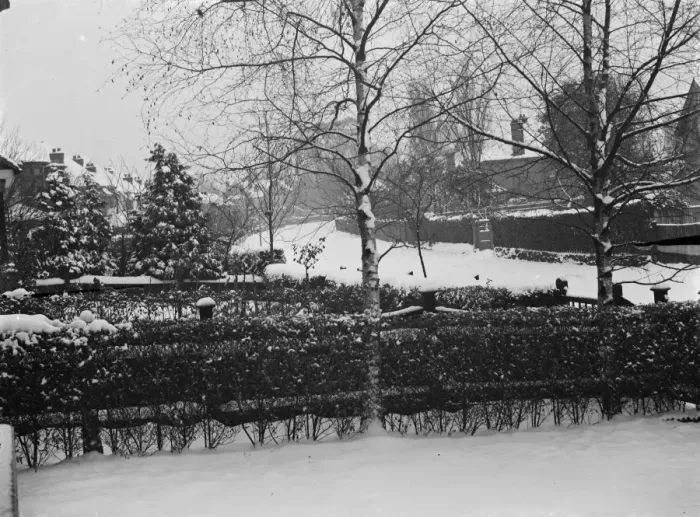 Framed Print : Snow scenes at nr 21 on Foots Cray Lane in Sidcup, Kent. 1938 Framed Print : Snow scenes at nr 21 on Foots Cray Lane in Sidcup, Kent. 1938