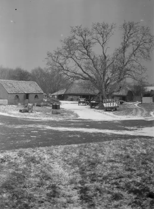 Framed Print : A snowy farm yard in Horton Kirby, Kent. 1939