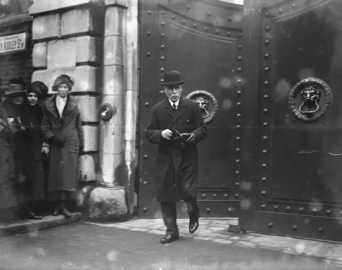 Framed Print : Society Callers at Chesterfield House Lord Ormonde 9 March 1923 Framed Print : Society Callers at Chesterfield House Lord Ormonde 9 March 1923