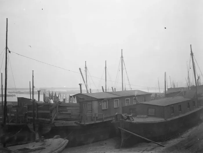 Framed Print : Solving the housing problem. In Bugsbies Reach, Charlton, hundreds of old barges Framed Print : Solving the housing problem. In Bugsbies Reach, Charlton, hundreds of old barges
