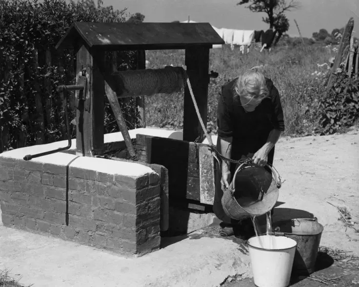 Framed Print : This well was the only source of water for the Kentish village of Dean Bottom Nr Dartford Framed Print : This well was the only source of water for the Kentish village of Dean Bottom Nr Dartford