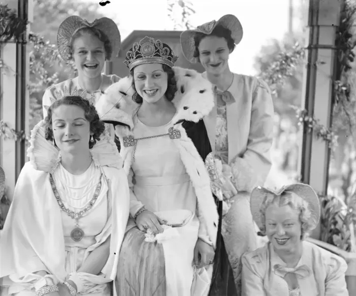 Framed Print : Southend-on-Sea carnival. The Carnival Queen, Miss Frances Haywood with her attendants Framed Print : Southend-on-Sea carnival. The Carnival Queen, Miss Frances Haywood with her attendants