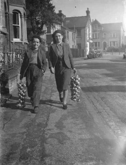 Framed Print : Spanish onion boy and girl in Sidcup, Kent. 1938 Framed Print : Spanish onion boy and girl in Sidcup, Kent. 1938