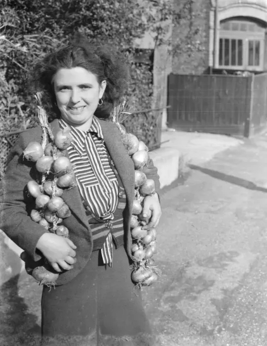 Framed Print : A Spanish onion girl in Sidcup, Kent. 1938 Framed Print : A Spanish onion girl in Sidcup, Kent. 1938