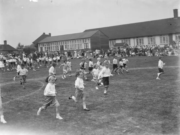 Framed Print : Sports day at the Days Lane Infant School in Sidcup, Kent. Children racing Framed Print : Sports day at the Days Lane Infant School in Sidcup, Kent. Children racing