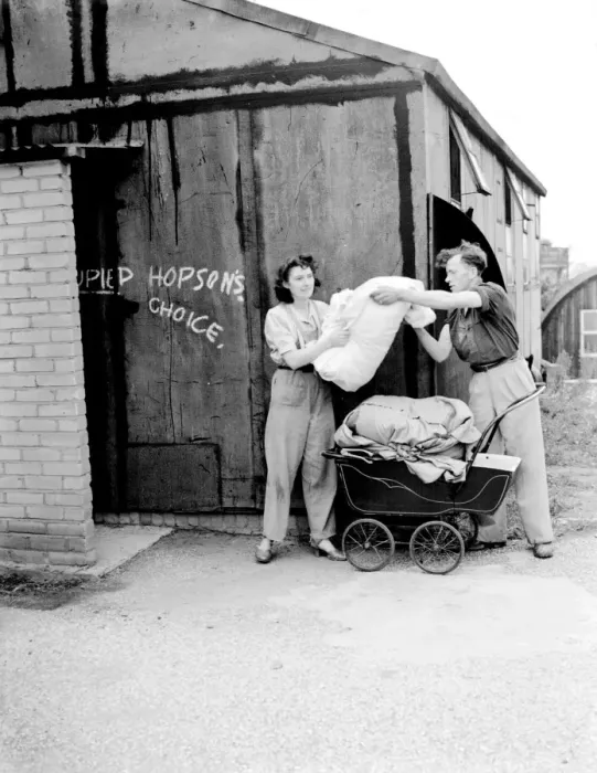 Framed Print : Squatters Mr and Mrs Hopson at the site huts, Crayford, Kent The empty military camps