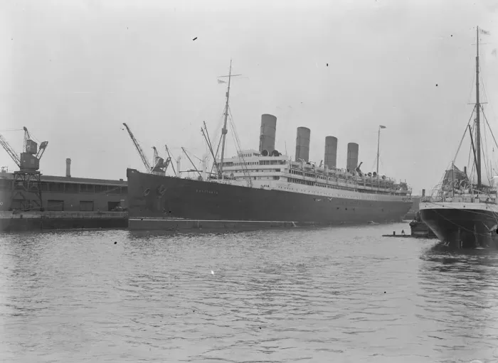 Framed Print : The SS Aquitania at Southampton 4 September 1920 Framed Print : The SS Aquitania at Southampton 4 September 1920