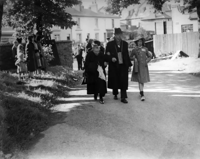 Framed Print : SS Athenia refugees arriving at Chiselhurst, Kent 1939