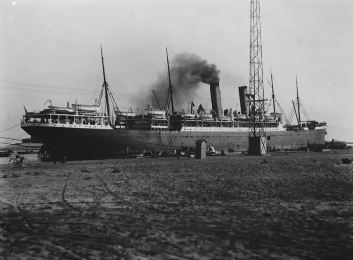 Framed Print : SS Minnesota taking oil fuel in Port Said. Troops on board for China. 3 February 1927