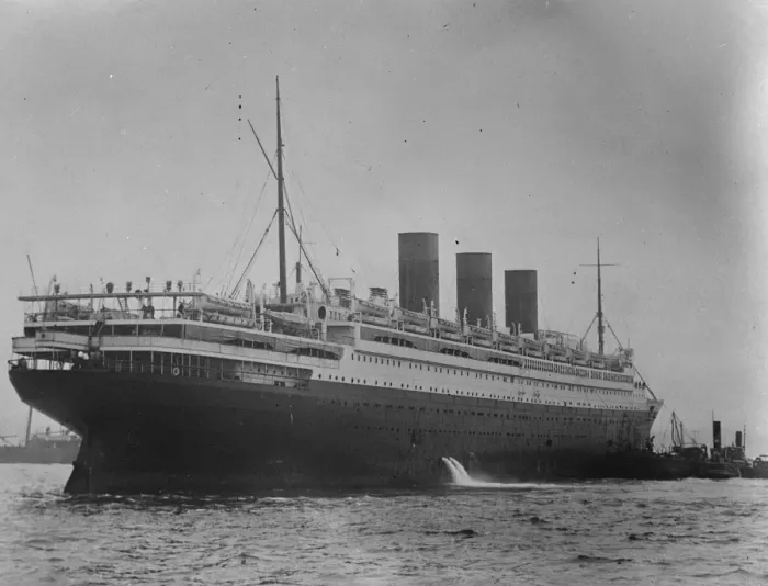 Framed Print : The SS Paris goes aground off Brooklyn, as she leaves dock for Plymouth. The French liner